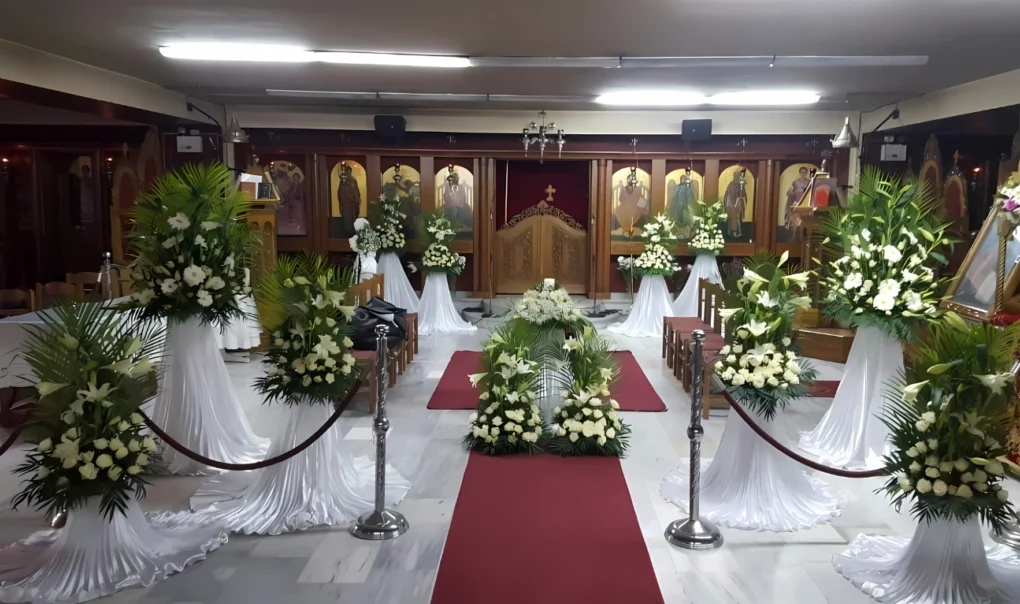 Εντυπωσιακός στολισμός κηδείας με λευκά άνθη στην Αθήνα